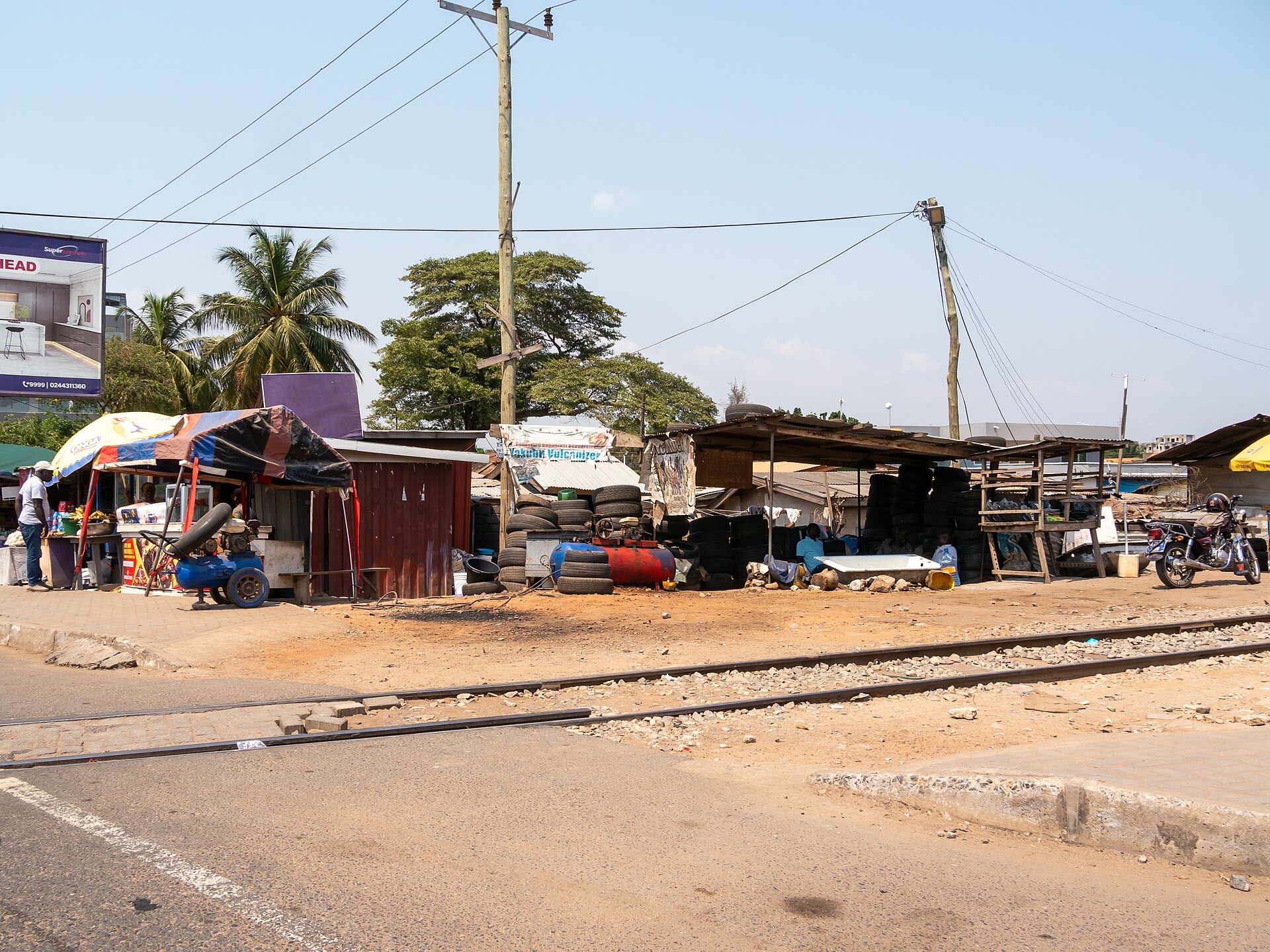 Level crossing, Ayawaso West (P1090897)